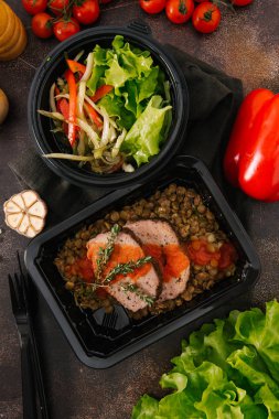 lezzetli kızarmış et garnitür ile yakından görmek