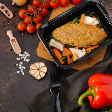 lezzetli domuz pirzolası buğulanmış sebze ile yakından görmek 