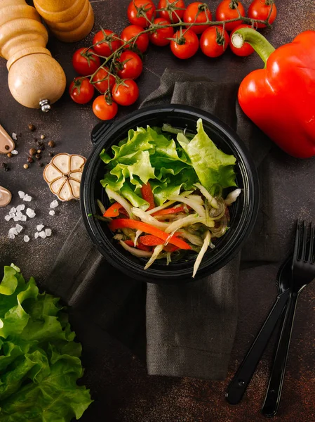 Vista Cerca Ensalada Verduras Frescas Tazón Plástico — Foto de Stock