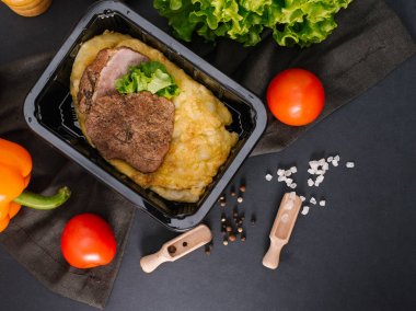 lezzetli fırında domuz eti ve omlet yakından görmek