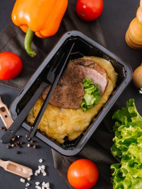 lezzetli fırında domuz eti ve omlet yakından görmek