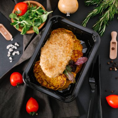 fırında etli lezzetli yemek görmek 