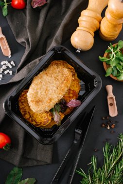 fırında etli lezzetli yemek görmek 