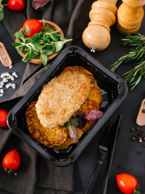 fırında etli lezzetli yemek görmek 