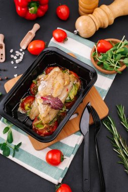 haşlanmış balık filetosu ve taze sebze yakından görmek