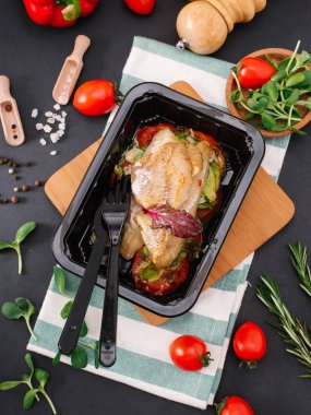 haşlanmış balık filetosu ve taze sebze yakından görmek