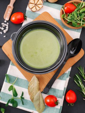 yakından görmek siyah plastik kase lezzetli krem çorba