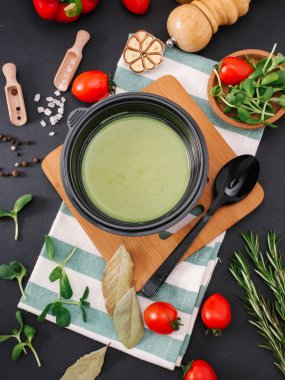 yakından görmek siyah plastik kase lezzetli krem çorba