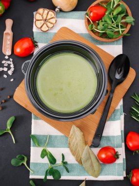 yakından görmek siyah plastik kase lezzetli krem çorba