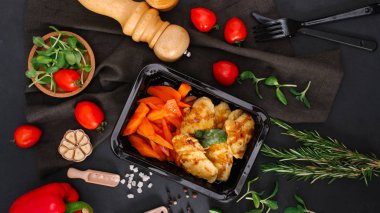 Üstten Görünüm lezzetli pişmiş havuç ve tavuk fileto