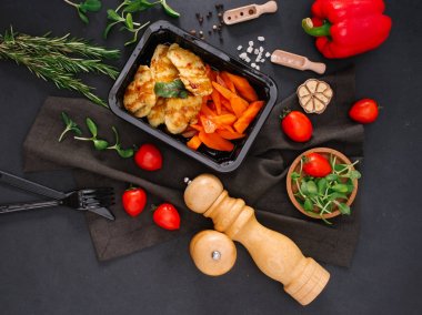 Üstten Görünüm lezzetli pişmiş havuç ve tavuk fileto