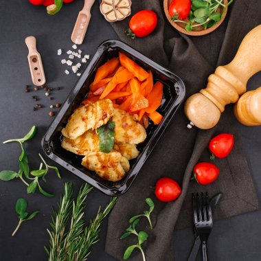 Üstten Görünüm lezzetli pişmiş havuç ve tavuk fileto