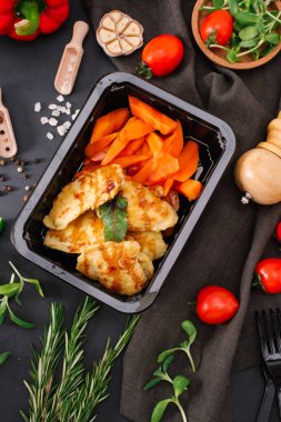 Üstten Görünüm lezzetli pişmiş havuç ve tavuk fileto