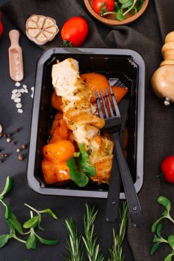 tavuk eti ve haşlanmış biber görmek 