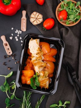 tavuk eti ve haşlanmış biber görmek 