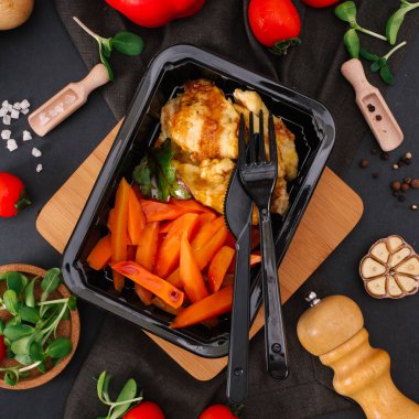 Üstten Görünüm lezzetli pişmiş havuç ve tavuk fileto