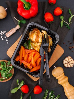 Üstten Görünüm lezzetli pişmiş havuç ve tavuk fileto