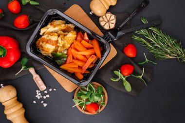 Üstten Görünüm lezzetli pişmiş havuç ve tavuk fileto