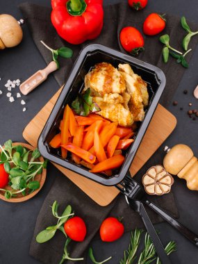 Üstten Görünüm lezzetli pişmiş havuç ve tavuk fileto