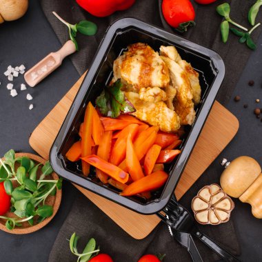 Üstten Görünüm lezzetli pişmiş havuç ve tavuk fileto