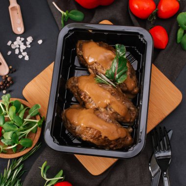 soslu lezzetli pirzola yakından görmek 