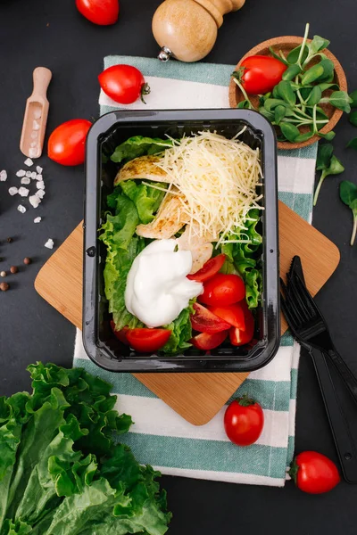 ızgara tavuk fileto ve taze sebze yakından görmek