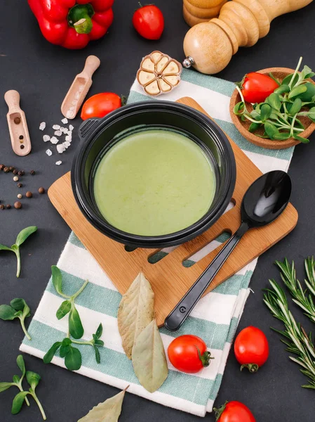 Nahaufnahme Von Köstlicher Sahnesuppe Schwarzer Plastikschüssel — Stockfoto