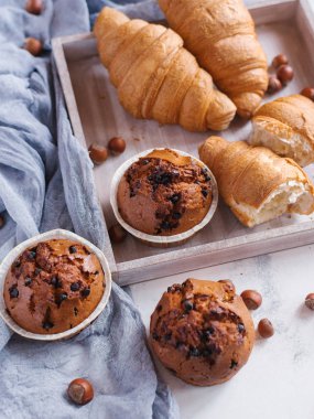 Kahvaltıda reçelli taze kruvasan.