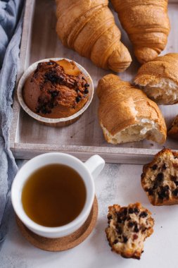 Kahvaltıda reçelli taze kruvasan.