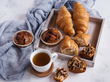 Kahvaltıda reçelli taze kruvasan.