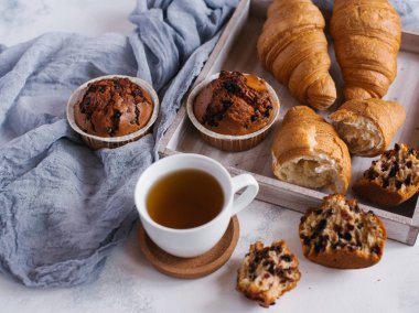 Kahvaltıda reçelli taze kruvasan.