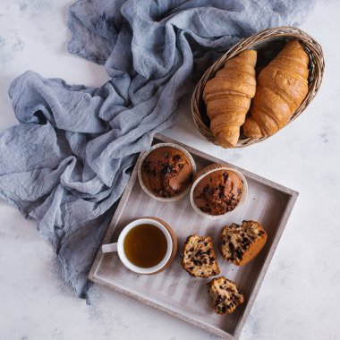 Kahvaltıda reçelli taze kruvasan.