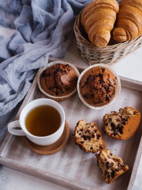 Kahvaltıda reçelli taze kruvasan.