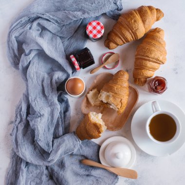 Kahvaltıda reçelli taze kruvasan.