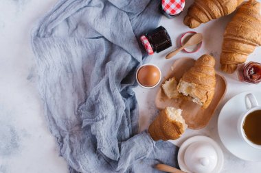 Kahvaltıda reçelli taze kruvasan.