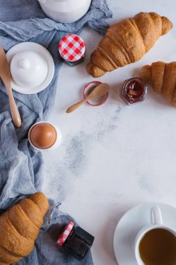 Kahvaltıda reçelli taze kruvasan.