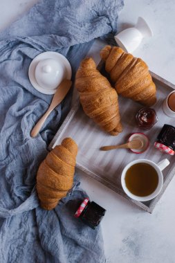 Kahvaltıda reçelli taze kruvasan.