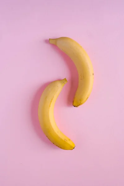 Muz. Beyaz arkaplanda izole edilmiş olgun muz.