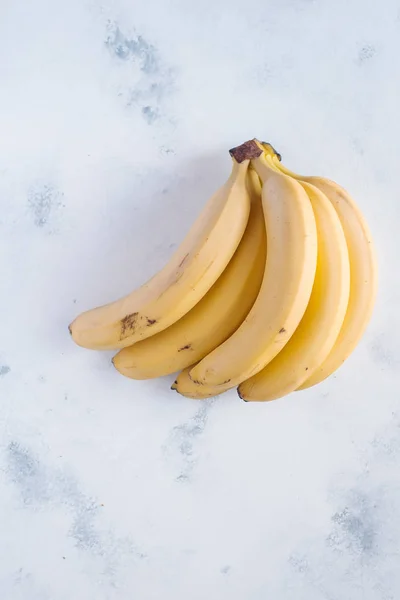 Muz. Beyaz arkaplanda izole edilmiş olgun muz.