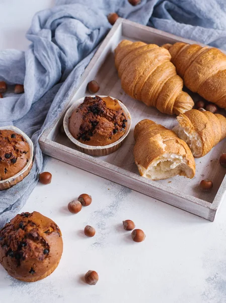 Friss croissant lekvárral reggelire — Stock Fotó