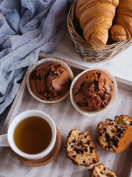 Frische Croissants mit Marmelade zum Frühstück — Stockfoto