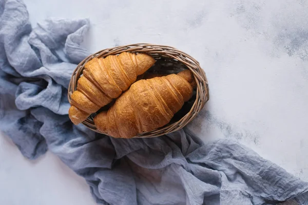 Frische Croissants mit Marmelade zum Frühstück — Stockfoto