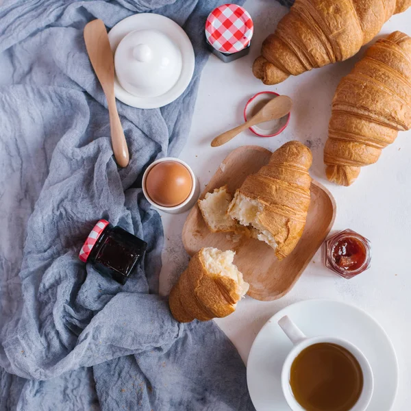 Frische Croissants mit Marmelade zum Frühstück — Stockfoto