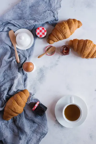 Frische Croissants mit Marmelade zum Frühstück — Stockfoto