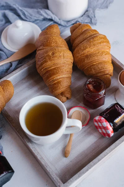 Verse croissants met jam voor het ontbijt — Stockfoto