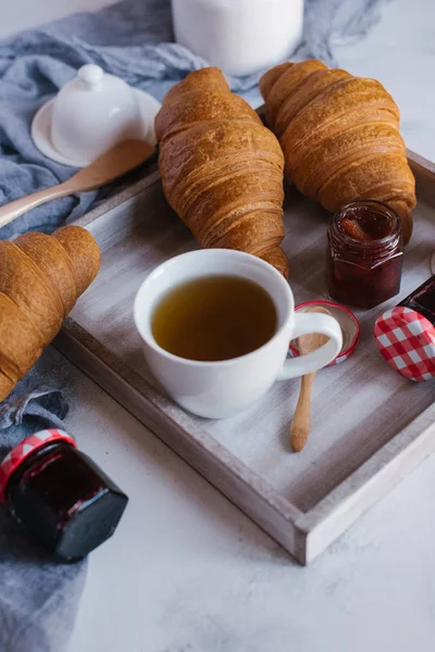 Φρέσκα κρουασάν με μαρμελάδα για πρωινό — Φωτογραφία Αρχείου