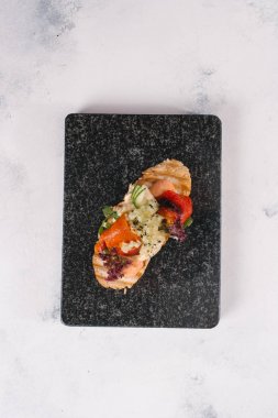 Lezzetli sandviç siyah taş kayrak üzerinde görmek
