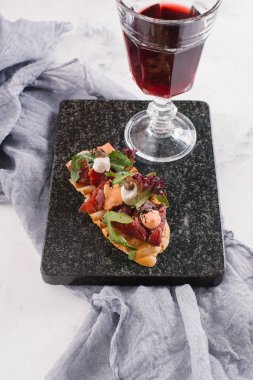 Lezzetli sandviç yakından görmek siyah taş kayrak ve kırmızı şarap