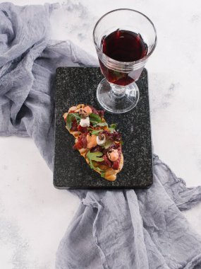 Lezzetli sandviç yakından görmek siyah taş kayrak ve kırmızı şarap