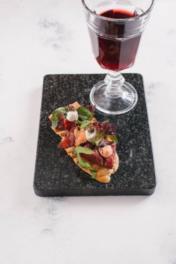 Lezzetli sandviç yakından görmek siyah taş kayrak ve kırmızı şarap